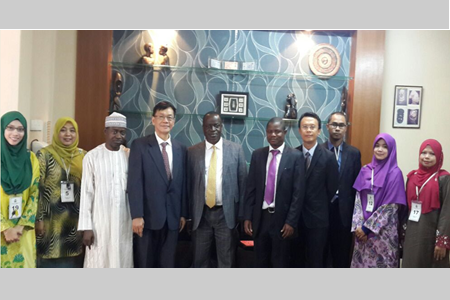 Mr. Amos M. Shamaki, the Minister (Consular & Immigration) of High Commission of the Federal Republic of Nigeria (fifth from left), and Prof. Bujang (fourth from left) with the rest of the delegates from UPM