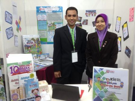 The inventors of The Smart Money Kit (Kit Bijak Wang: Anak Bijak Cerdik Duit), Dr. Mohamad Fazli Sabri and Mrs. Nurhayatul Nira Ramli