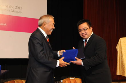 Prof Dr Luqman Chuah Abdullah @ Chuah Teong Guan receiving his awards