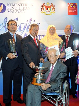 Naib Canselor bersama penerima Anugerah AAN 2013 UPM, Prof Dr. Azni bin Idris (kiri), Prof. Dr.Hajah Rahinah binti Ibrahim (dua dari kanan), Prof. Dr. Jayakaran Mukundan (kanan) & Prof. Emeritus Tan Sri Datoâ€™ Dr. Mohd Rashdan Baba (memegang piala)