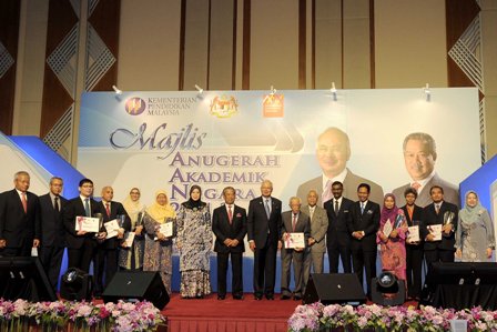 Perdana Menteri, Datoâ€™ Sri Mohd Najib Tun Razak menyampaikan anugerah kepada pemenang AAN 2013 di Pusat Konvensyen Antarabangsa Putrajaya 