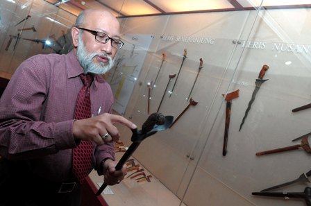 Dr Abdul Muaâ€™ti menunjukkan antara koleksi keris yang dipamerkan di Muzium Warisan