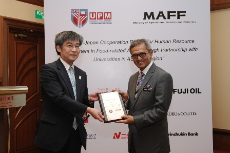 Naib Canselor UPM, Prof. Datoâ€™ Dr. Mohd Fauzi Ramlan bersama Timbalan Ketua Delegasi, Kedutaan Jepun, Yoshinori Kodama