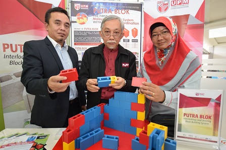 Prof Datoâ€™ Ir. Abang Abdullah (tengah) menunjukkan demonstrasi menggunakan model Putra Blok. 