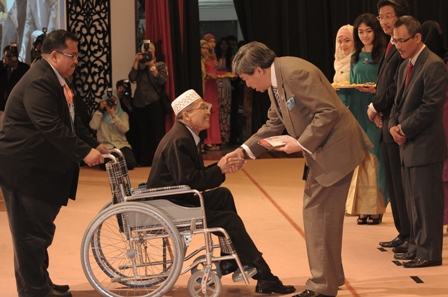 Tuanku Canselor UPM, Sultan Sharafuddin Idris Shah menyampaikan Anugerah Khas Naib Canselor kepada Prof. Datoâ€™ Dr. Yaakob Che Man 